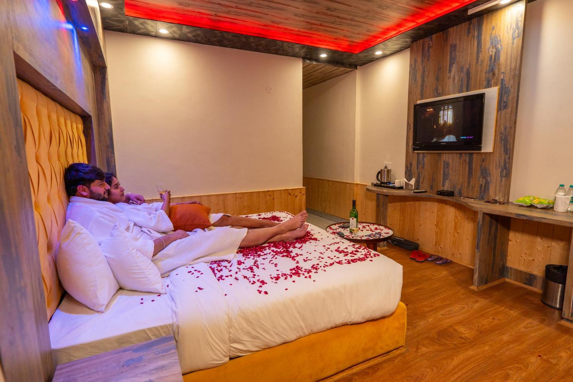 West Western Resort Manali #Neartomallroad #Gym #Lawn #Playingzone #Pooltable #Kidsfriendly #Mountainview #Tabletennis #Familyfriendly #Privateparking מראה חיצוני תמונה