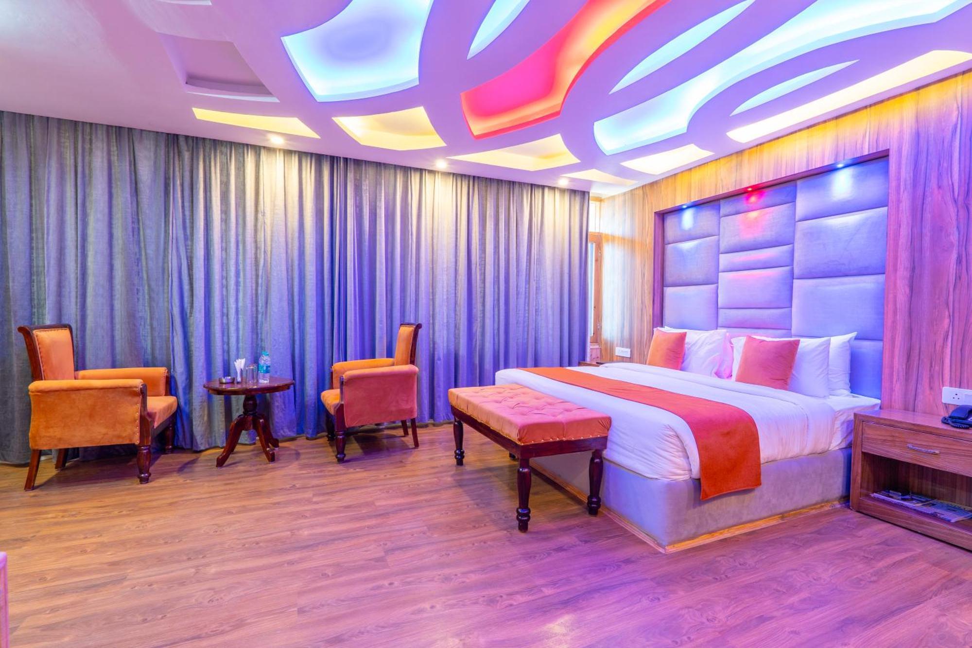 West Western Resort Manali #Neartomallroad #Gym #Lawn #Playingzone #Pooltable #Kidsfriendly #Mountainview #Tabletennis #Familyfriendly #Privateparking מראה חיצוני תמונה