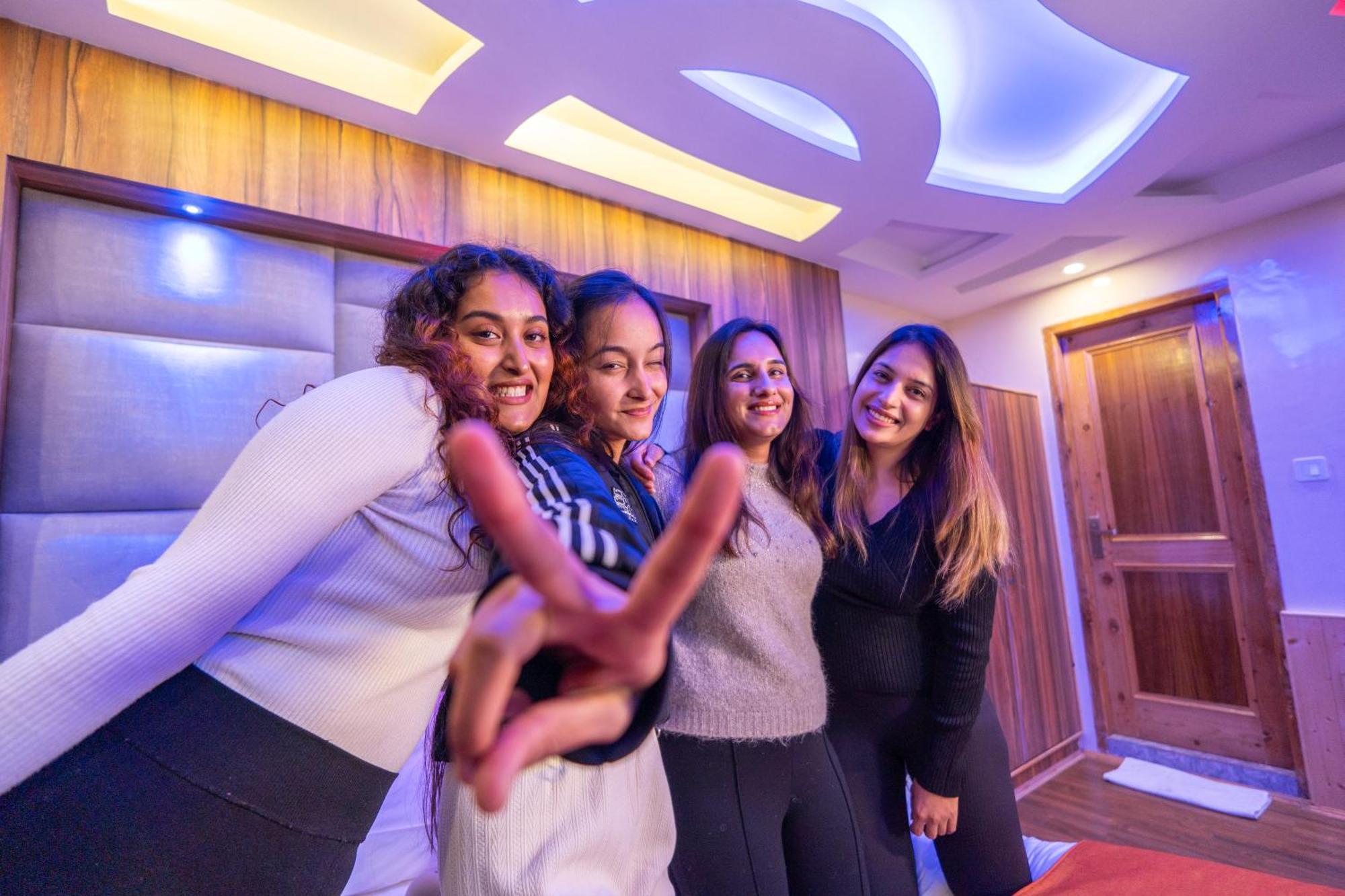 West Western Resort Manali #Neartomallroad #Gym #Lawn #Playingzone #Pooltable #Kidsfriendly #Mountainview #Tabletennis #Familyfriendly #Privateparking מראה חיצוני תמונה