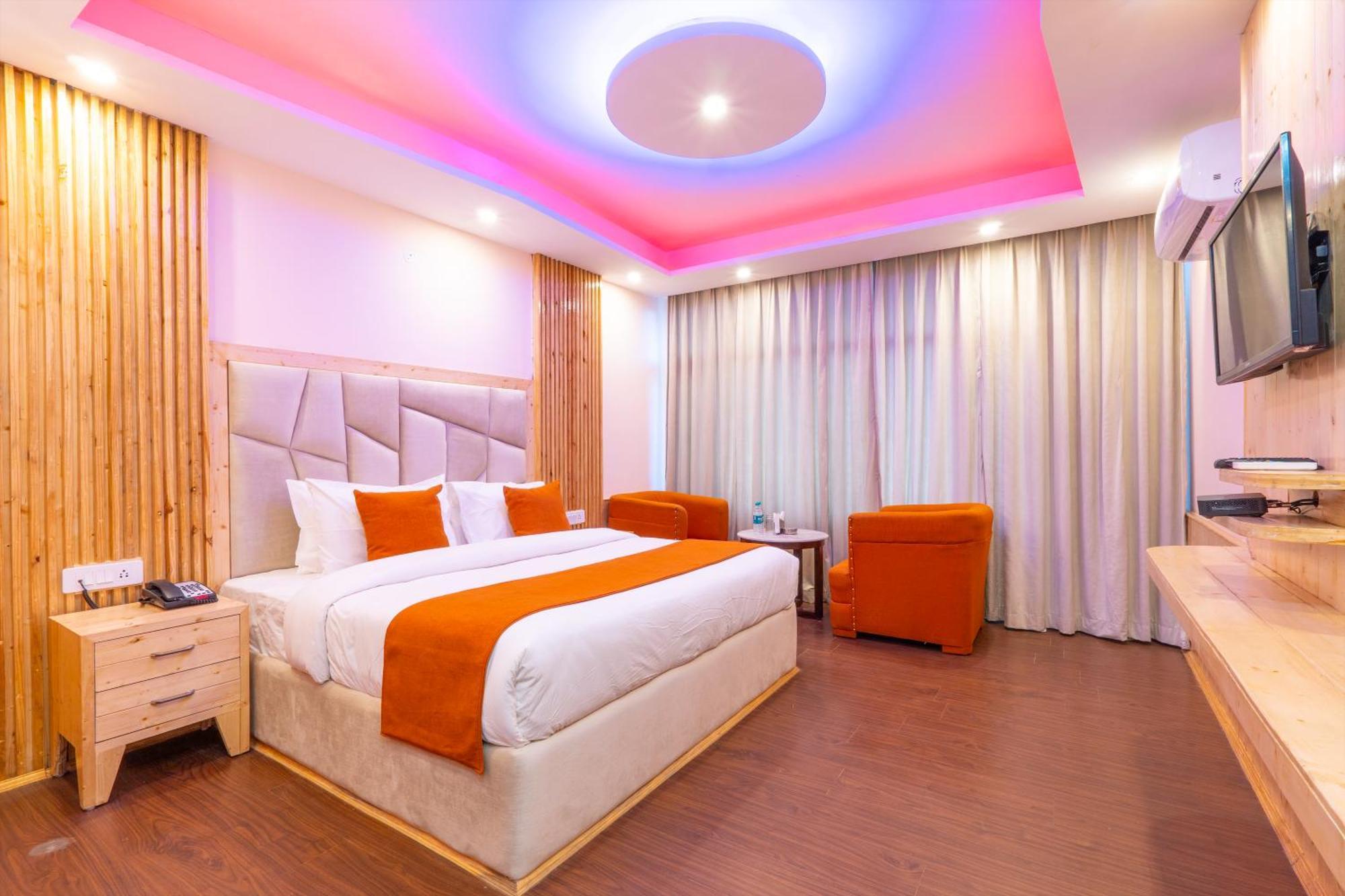 West Western Resort Manali #Neartomallroad #Gym #Lawn #Playingzone #Pooltable #Kidsfriendly #Mountainview #Tabletennis #Familyfriendly #Privateparking מראה חיצוני תמונה