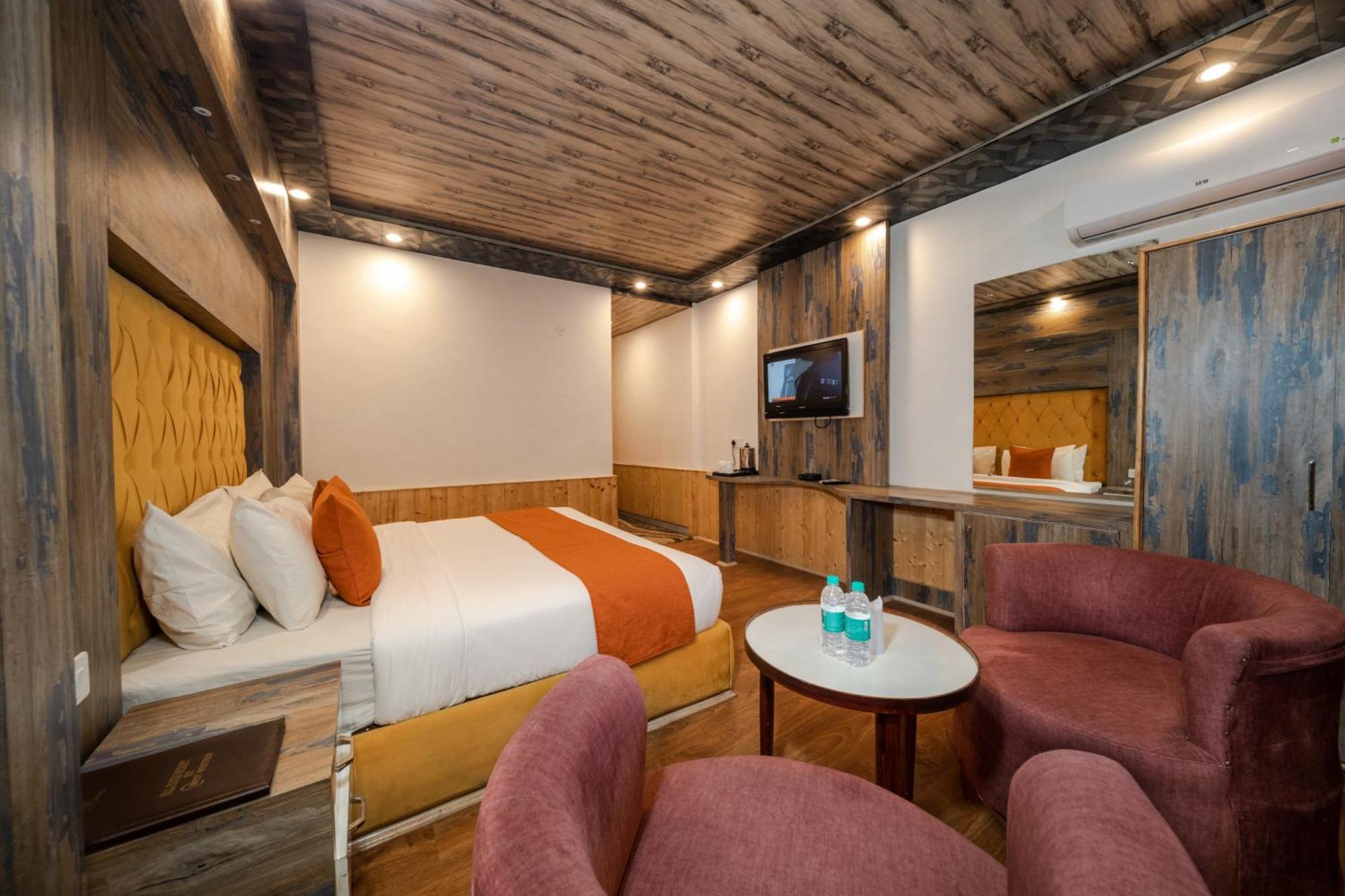 West Western Resort Manali #Neartomallroad #Gym #Lawn #Playingzone #Pooltable #Kidsfriendly #Mountainview #Tabletennis #Familyfriendly #Privateparking מראה חיצוני תמונה