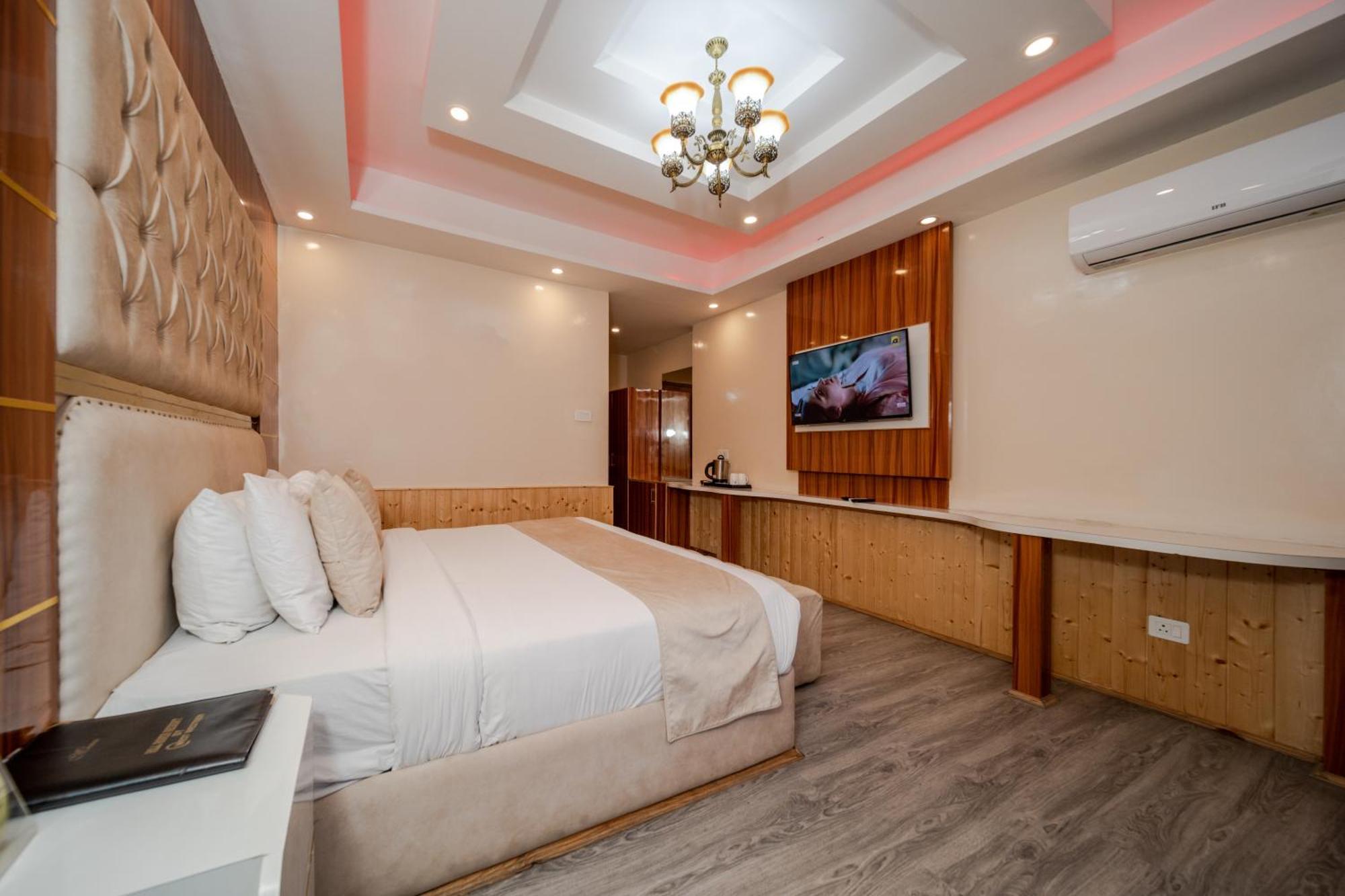 West Western Resort Manali #Neartomallroad #Gym #Lawn #Playingzone #Pooltable #Kidsfriendly #Mountainview #Tabletennis #Familyfriendly #Privateparking מראה חיצוני תמונה