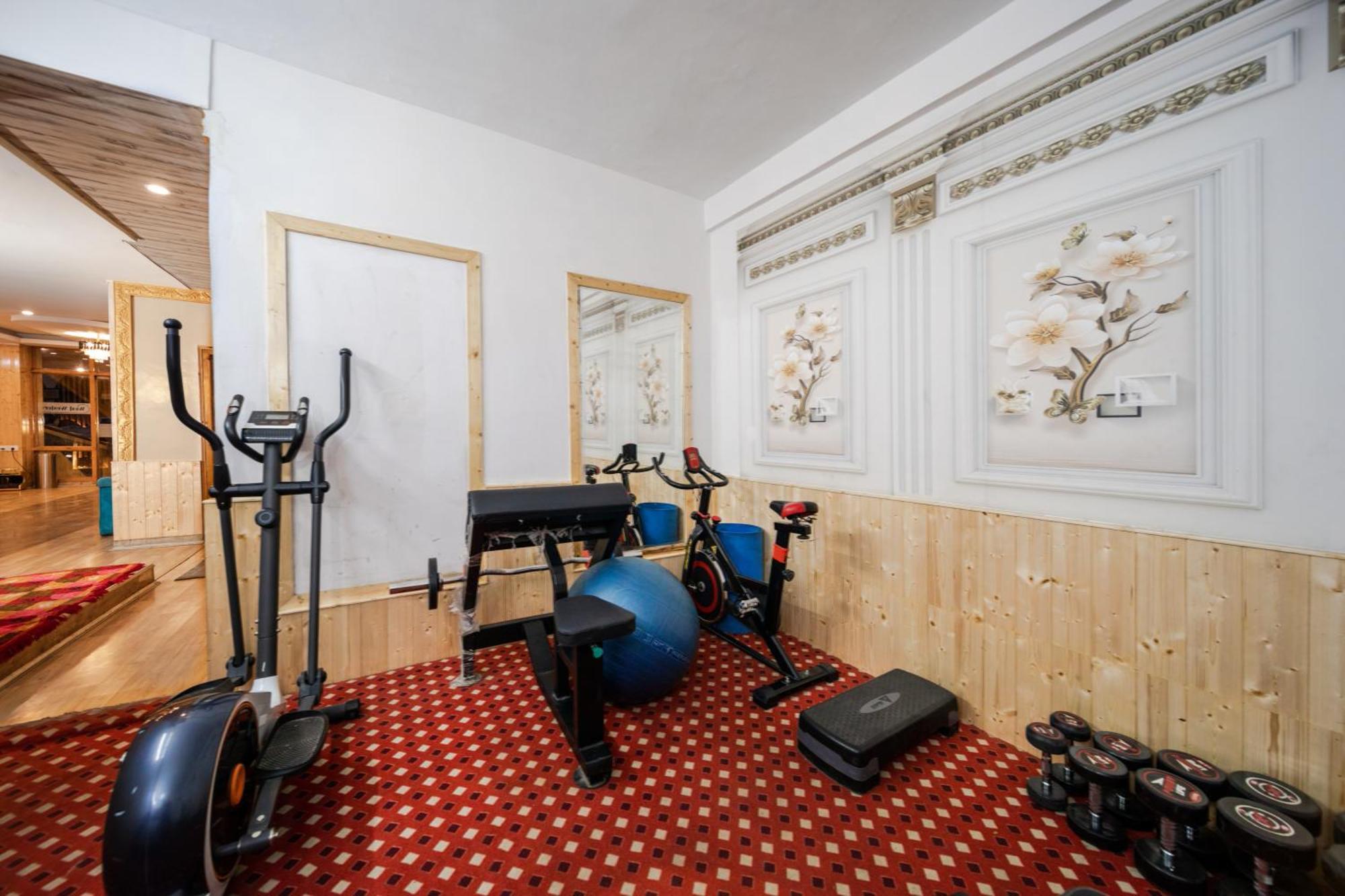 West Western Resort Manali #Neartomallroad #Gym #Lawn #Playingzone #Pooltable #Kidsfriendly #Mountainview #Tabletennis #Familyfriendly #Privateparking מראה חיצוני תמונה